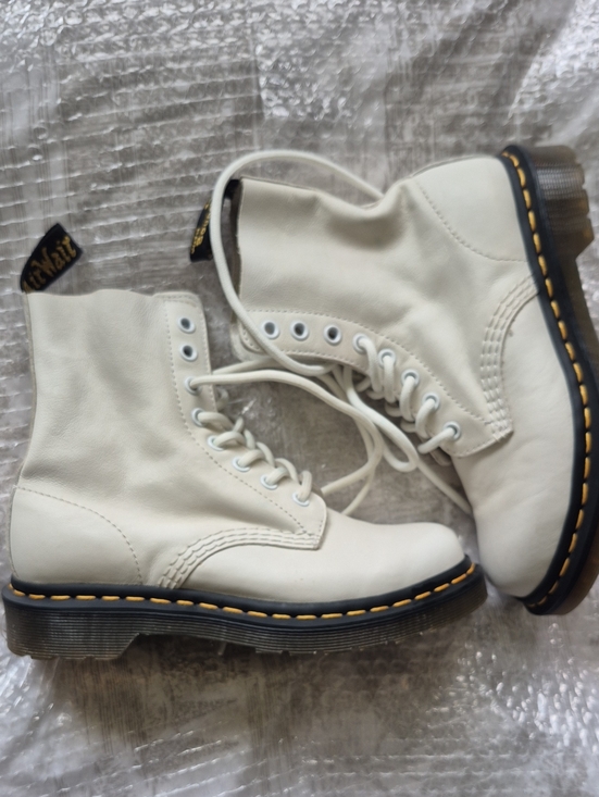 Dr. Martens Shoes - Dr. Martens 1460 Pascal Virginia Leather Boots - Parchment Beige / Off-White